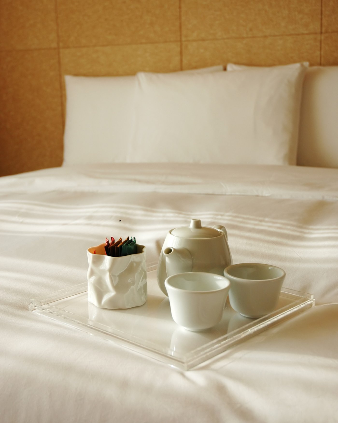 Taca z saszetkami w pokoju hotelowym