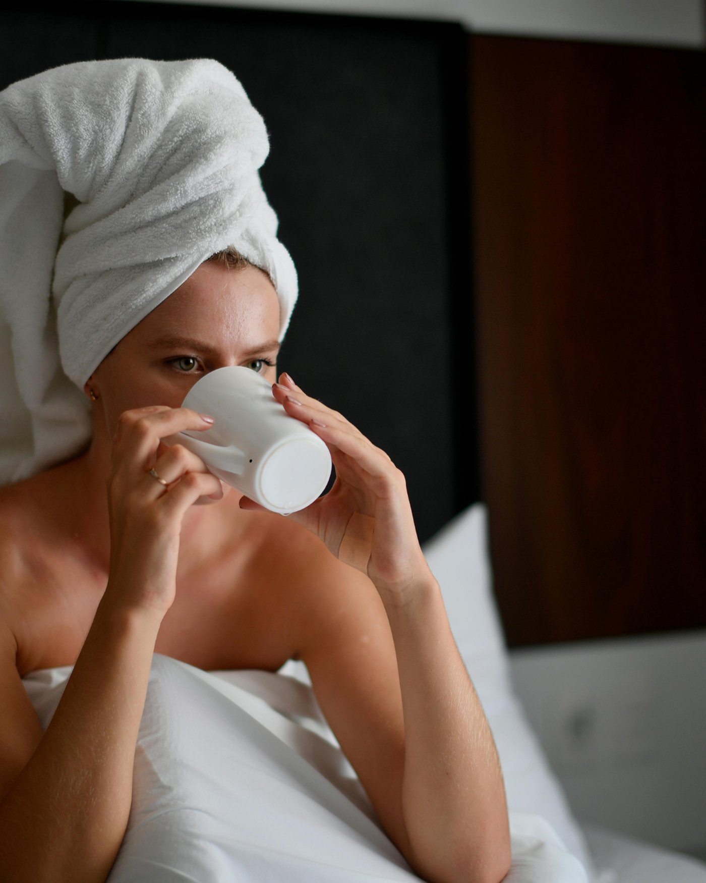 Gość pijący herbatę w pokoju hotelowym