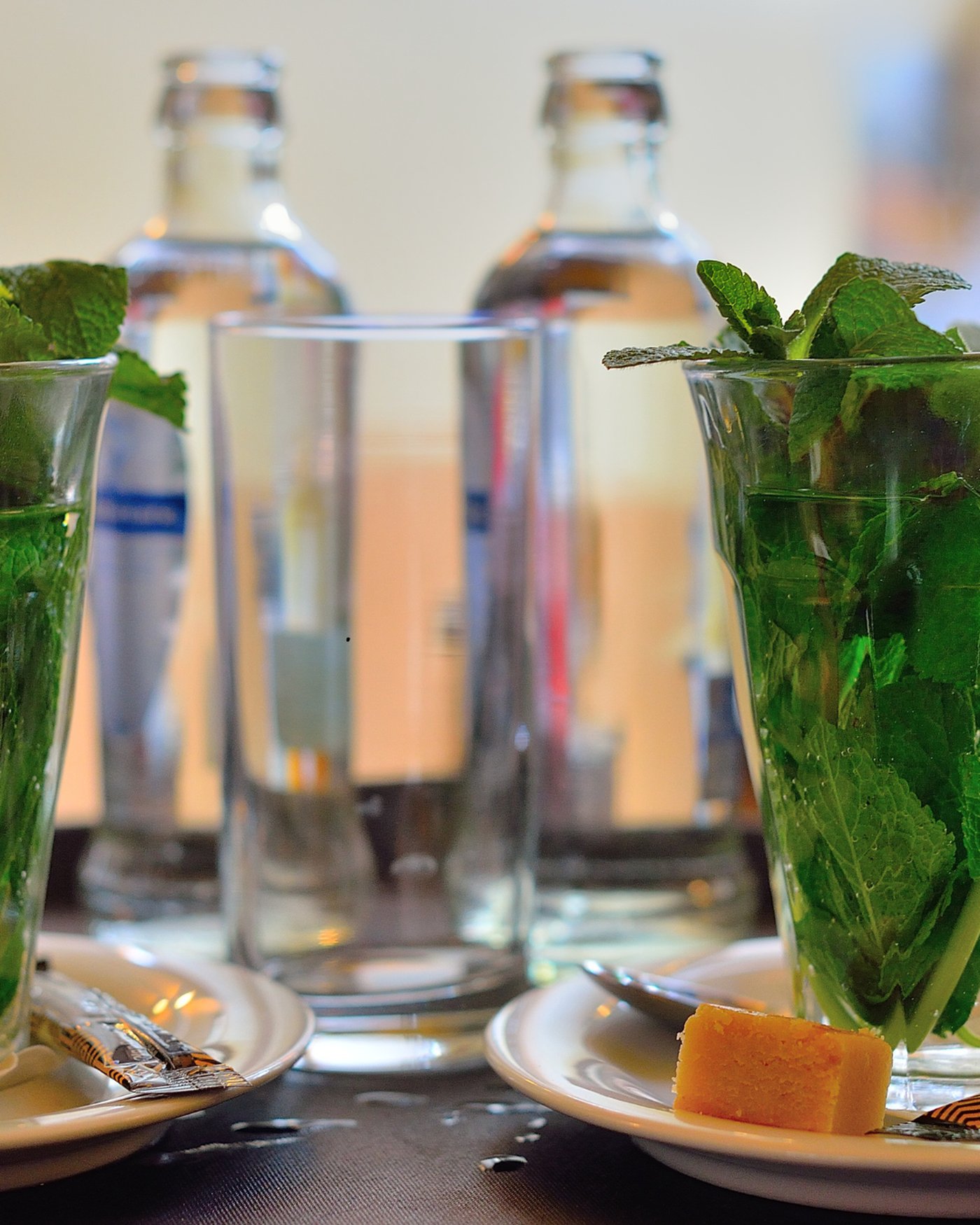 Stół w restauracji z herbatą miętową
